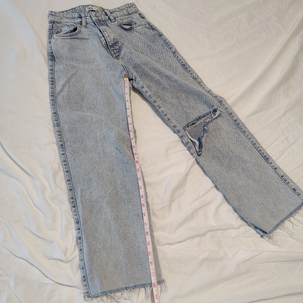 Light wash Zara cropped, distressed Jeans